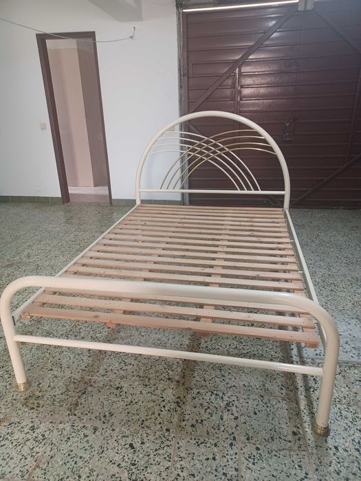 Cama de ferro estilo moderno