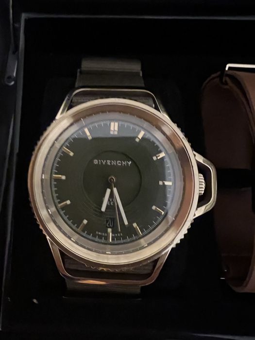 Givenchy цікавий та гарний годинник