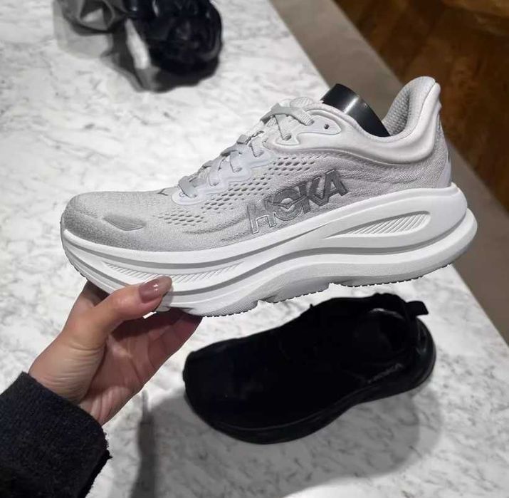 Кросівки для бігу Hoka Bondi 9