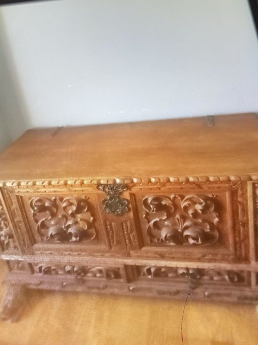 Vendo arca antiga em madeira com o que tem dentro