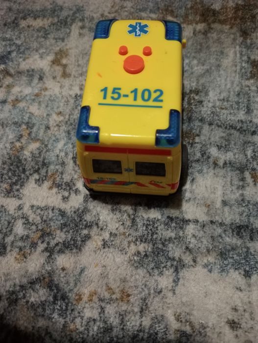 Ambulans dla dzieci z dźwiękiem i światłami.