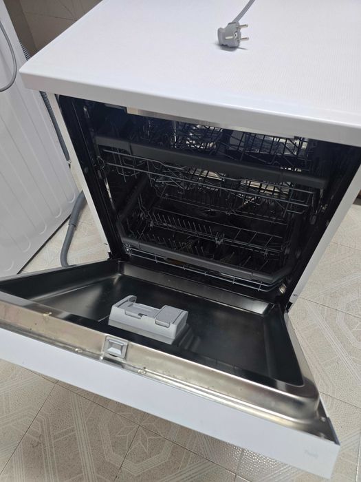 Máquina de Lavar Loiça LG DF355FW — Excelente Estado, Muito Pouco Uso