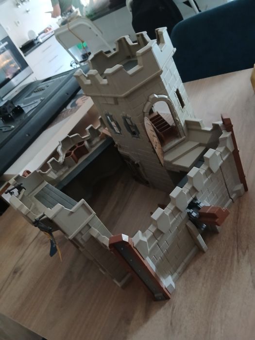 Vendo castelo e caverna da playmobil e dragoes,cavalos e acessorios