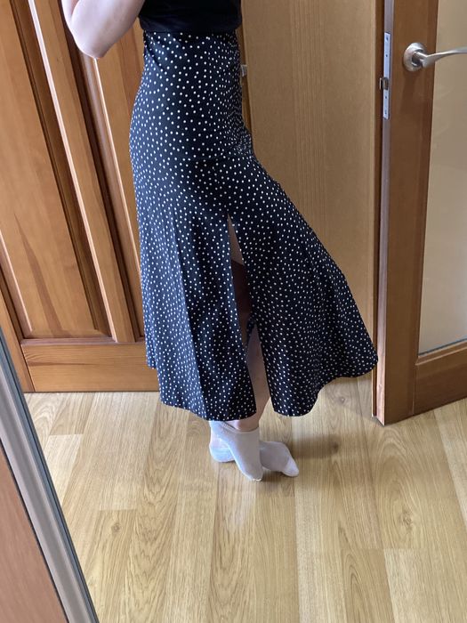 Чорна в крапку міді-юбка coosh