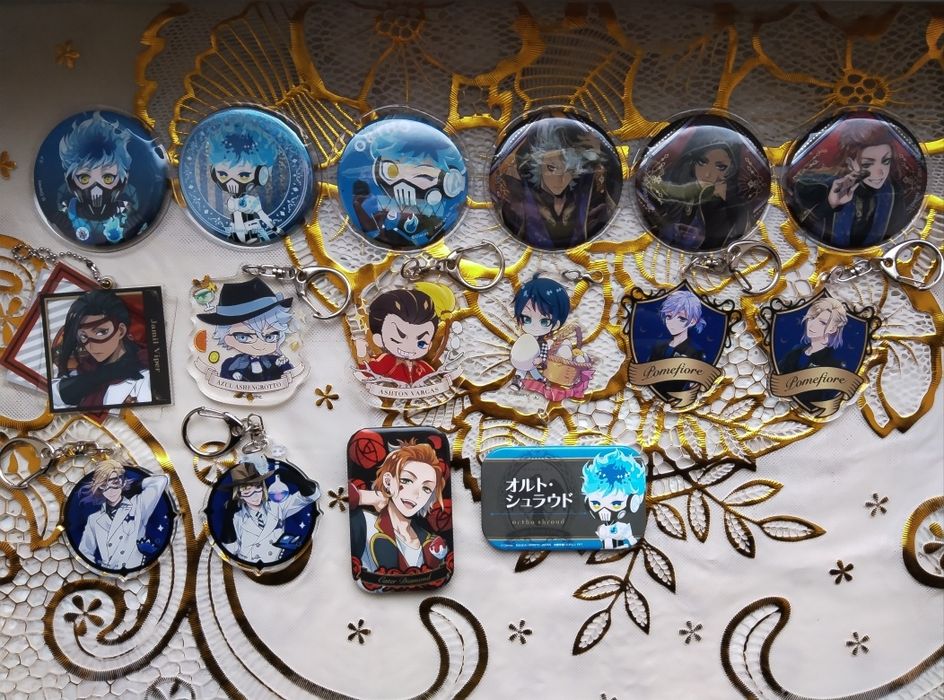 Мерч «Twisted Wonderland» (див. усі фото) | значки, брелоки та інше