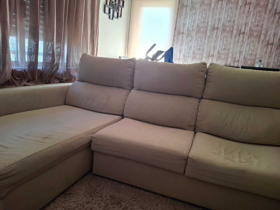 Sofa com chaiselong e 2 puffs