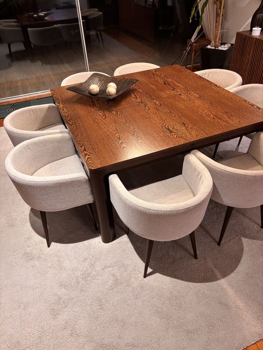 8 Cadeiras em Tecido Beije mesclado  e Pés em Sucupira.