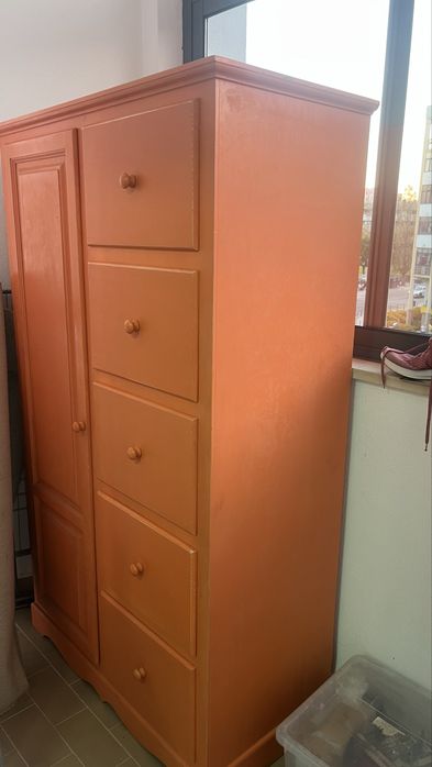 Roupeiro laranja com gavetas, madeira macisa e em muito bom estado