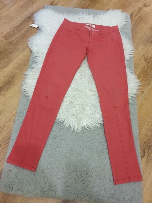 Spodnie malinowe Bershka