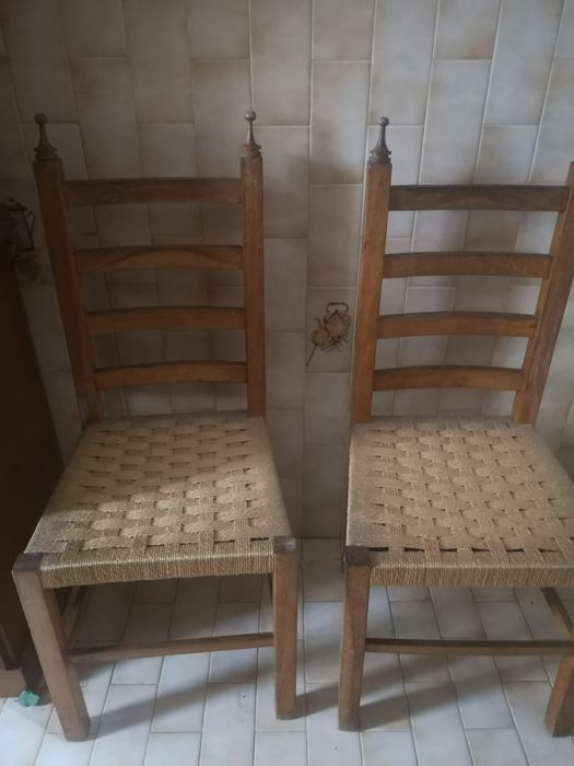 Duas cadeiras de pinho, com tampo em corda entrançada. Não se fa