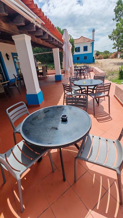Conjunto de mesas e cadeiras de jardim
