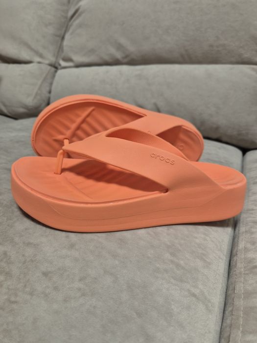 Crocs w9 сандалі