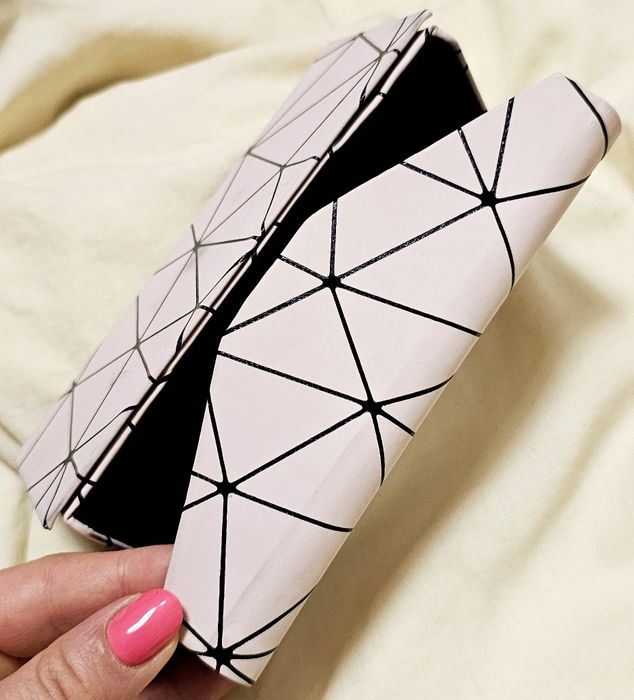 Kremowe etui na okulary