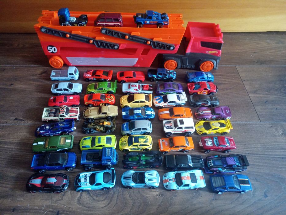 Zestaw hot wheels. 43 autka plus laweta.