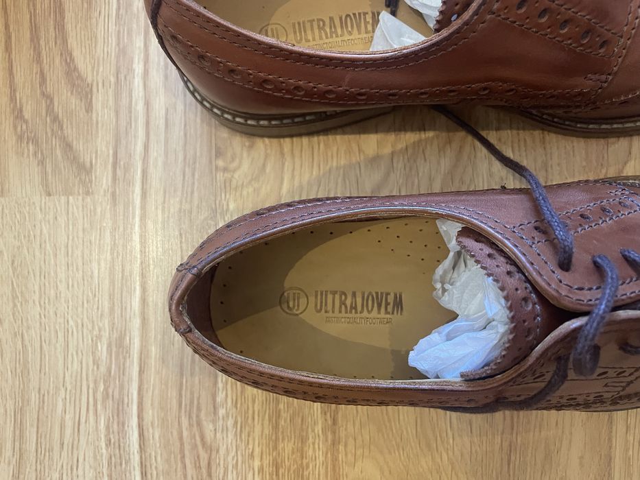 Sapatos castanhos festivos - novos