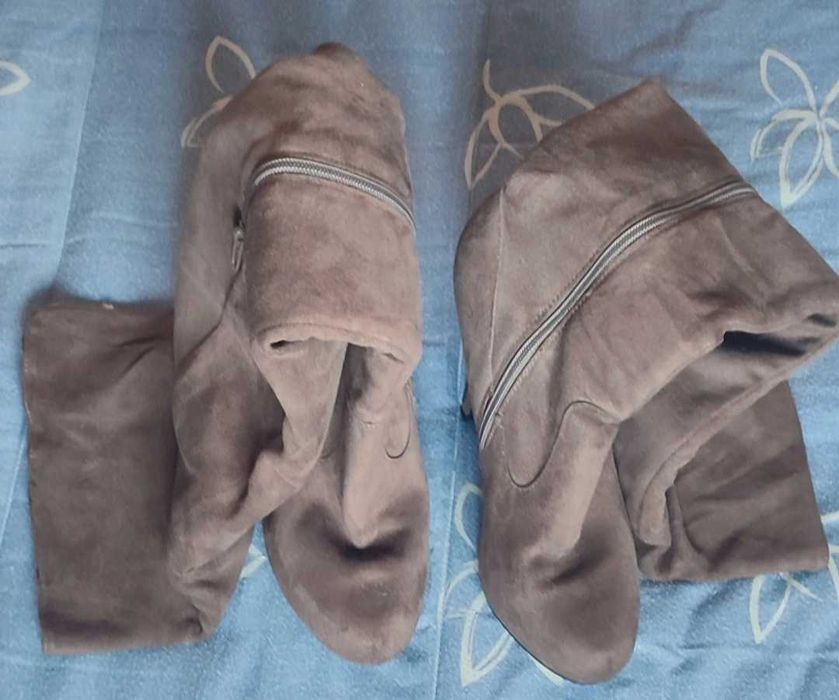 Bota castanha cano até ao joelho