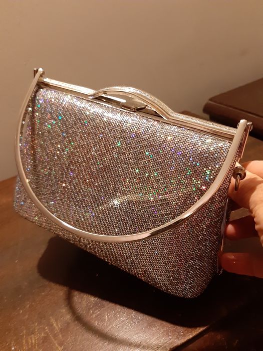 Pochete brilhante prateada NOVA