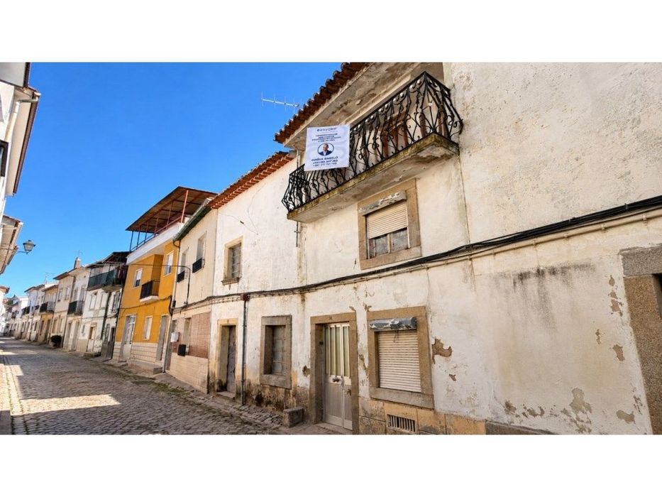 Moradia de 3 pisos para reconstrução | Centro de Alcains