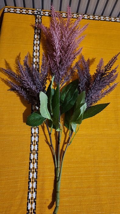 Sztuczna gałązka wrzosu.