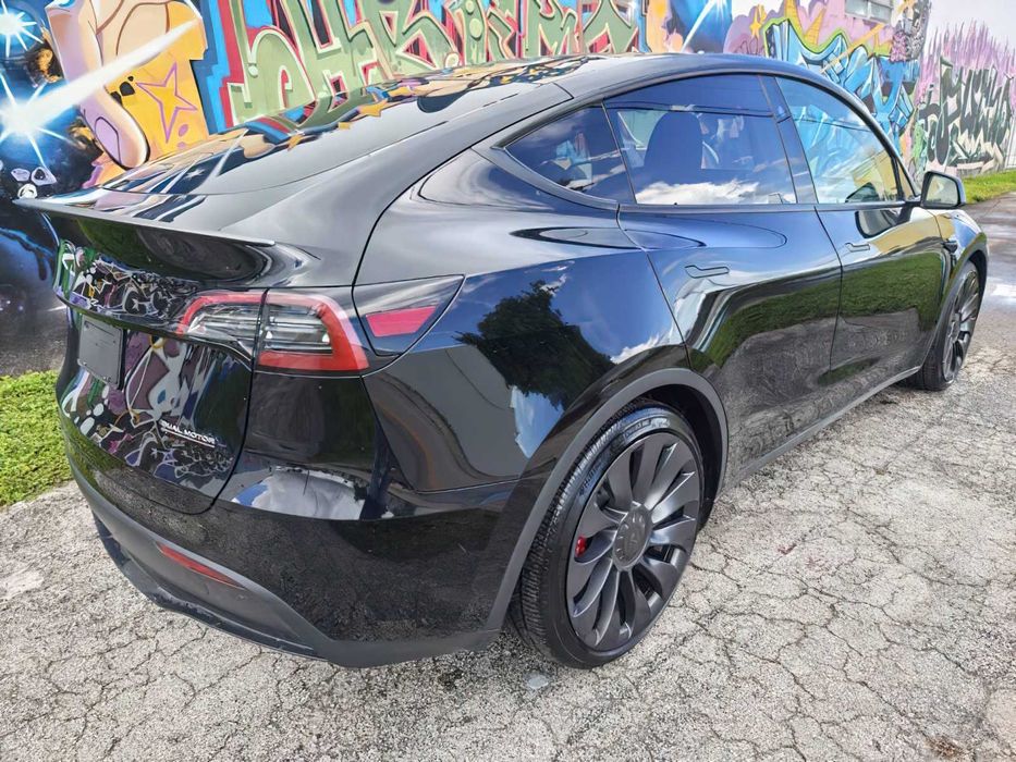 Tesla Model Y      2024
