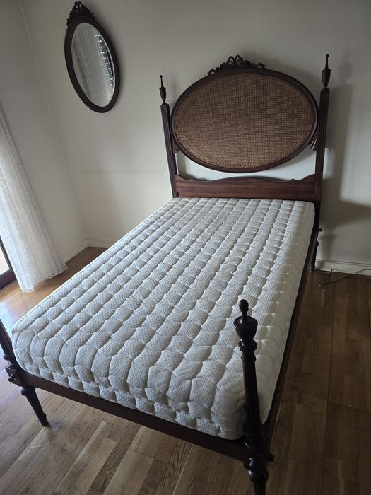 Cama + colchão + mesinha