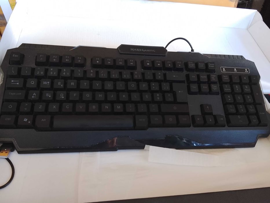 Monitor marca Philips de 27" com teclado a cores marca Mars Gaming e com rato.