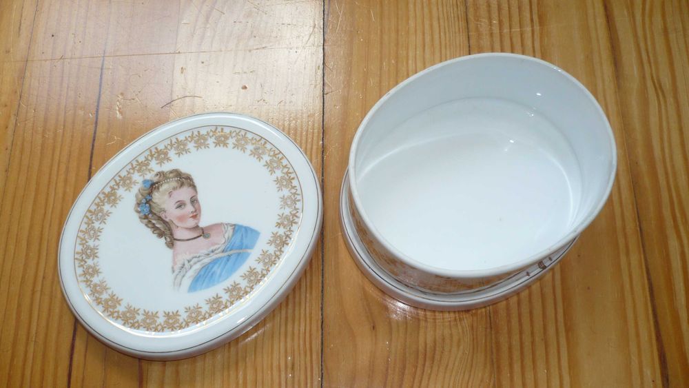 Caixa Guarda Joias em Porcelana Vista Alegre - Antiga