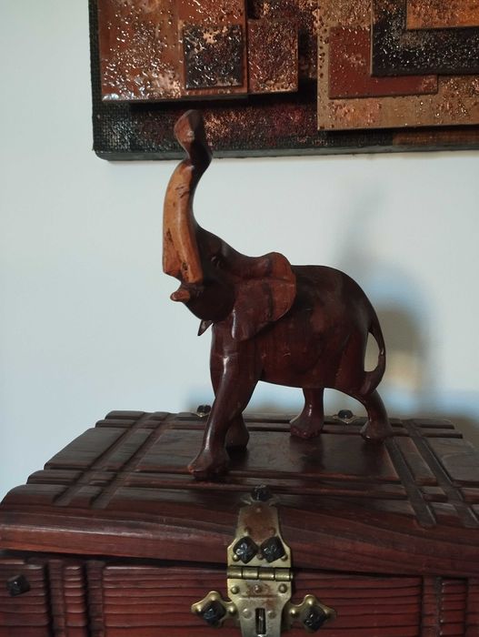 Estatueta de Elefante em Madeira Maciça