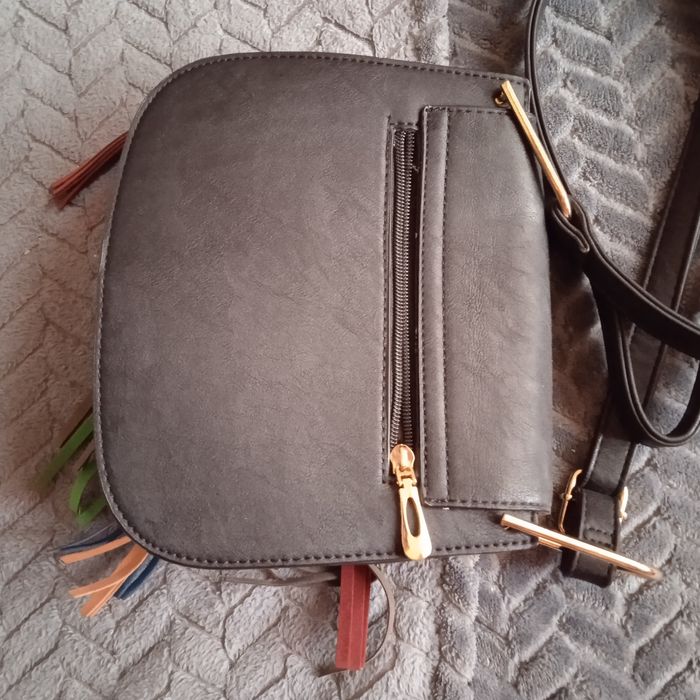 Женская кожаная сумка с бахромой.