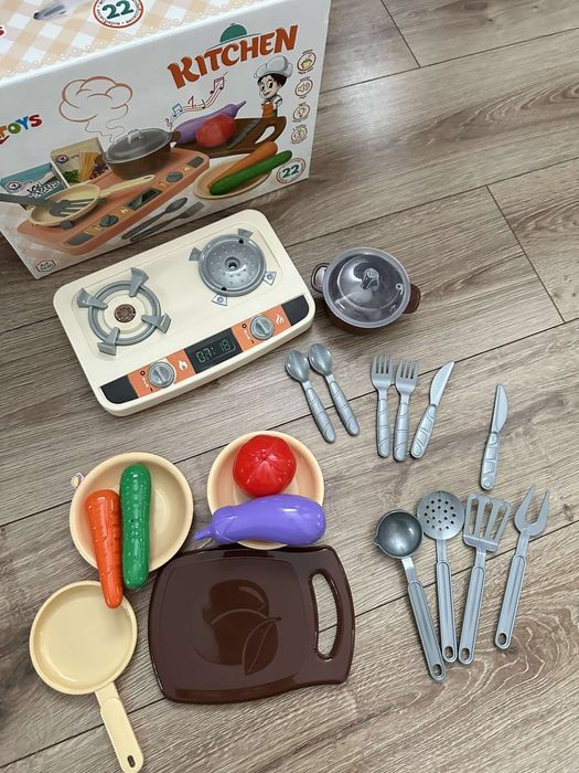 Кухня Технок плита ,набір посуду та овочі