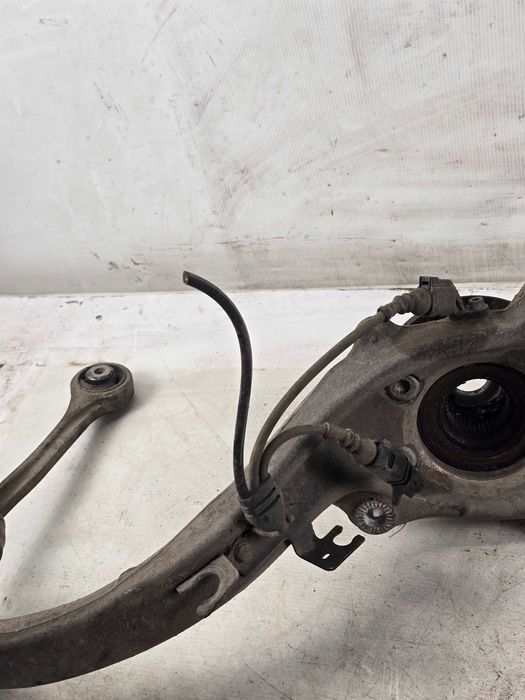 AUDI A4 B8 A5 8T PRZED LIFT 07-11 Zwrotnica lewa przód przednia 8K0407257G