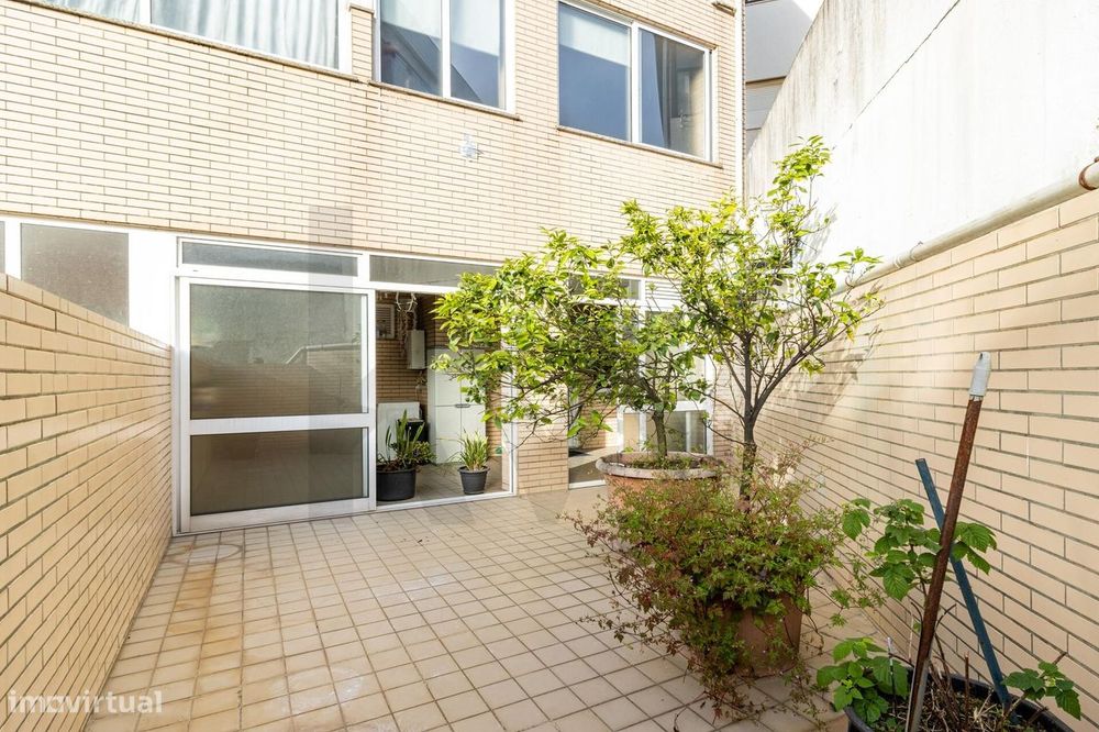 Apartamento T2 com terraço, ar condicionado e garagem — S. João Da Madeira, Aveiro
