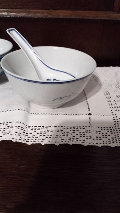 Zestaw Chińskich porcelanowych miseczek i łyżek.