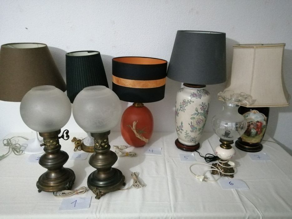 Candeeiros antigos em loiça, metal e outros