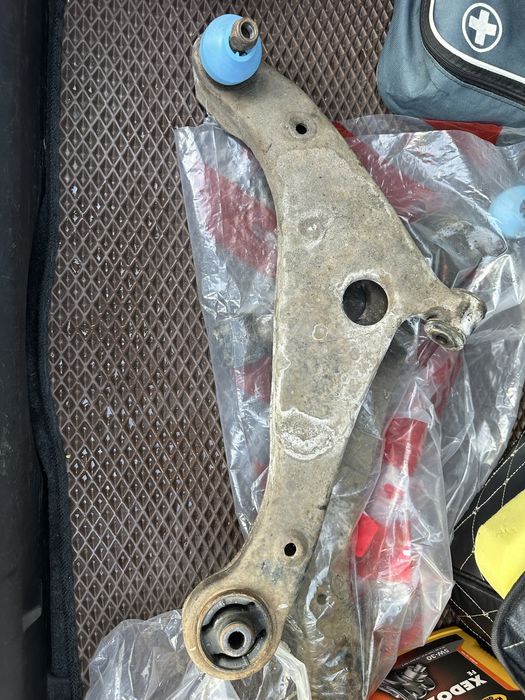 Важелі передньої підвіски нижні MN101261 MN161706 Mitsubishi galant 9