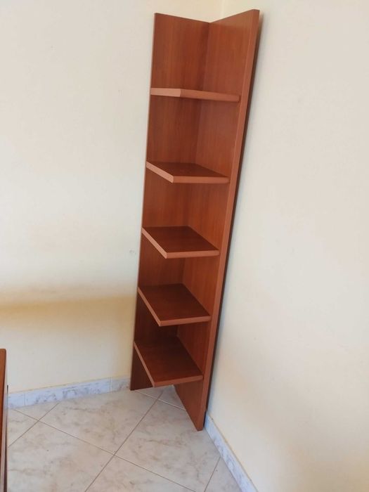 Estante de sala em madeira e vidro fosco