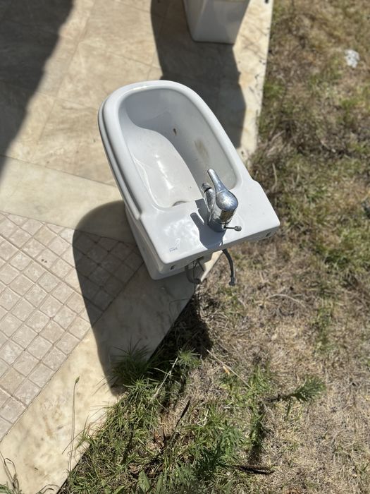 Varias banheiras hidromassagem , sanitas e bides da marca Roca