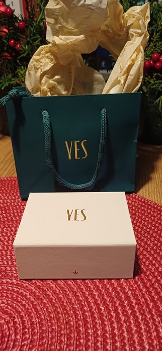 Wisiorek na pozłacanym łańcuszku Yes