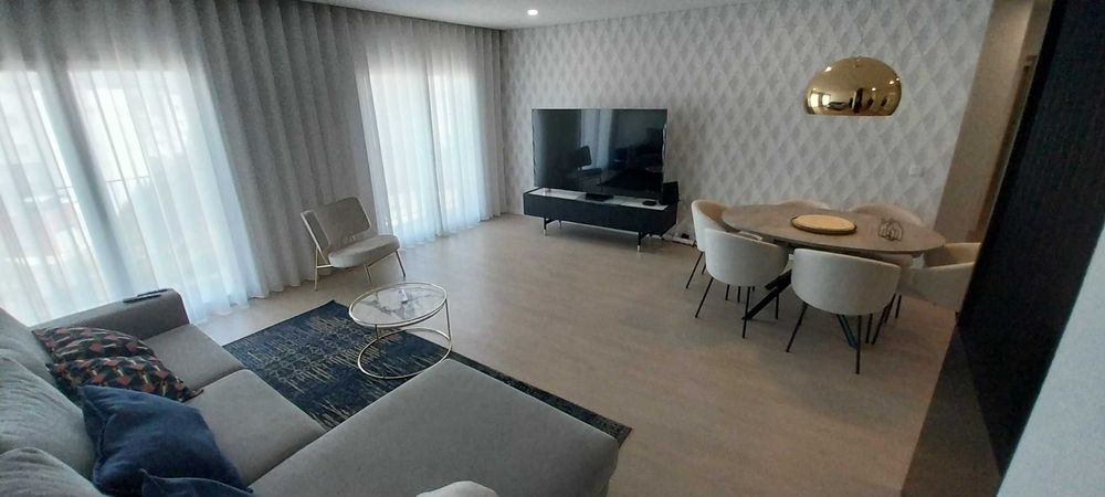 Apartamento T3 mobilado à venda na Rua Doutor António Luz, Serra de Carnaxide, Venteira, Amadora