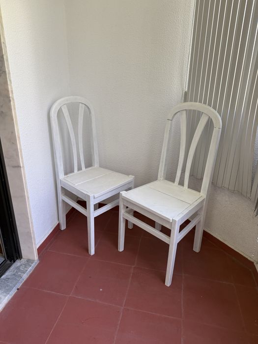Vendo 2 cadeiras brancas