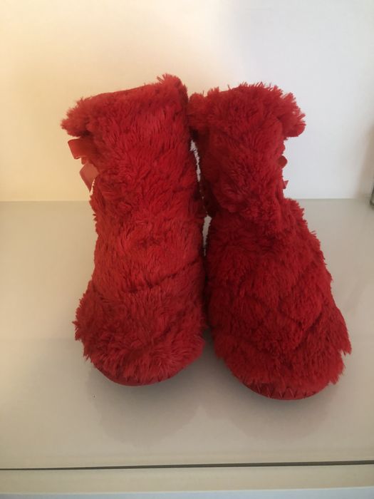 Pantufas vermelhas em pelo