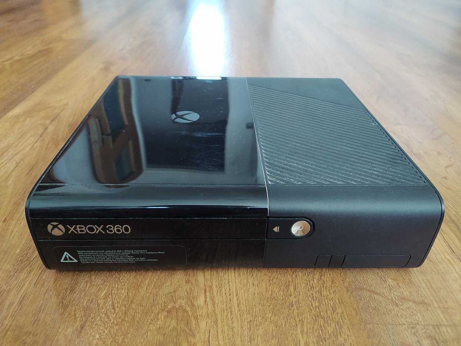 Xbox 360 E + Pad + Fifa 16