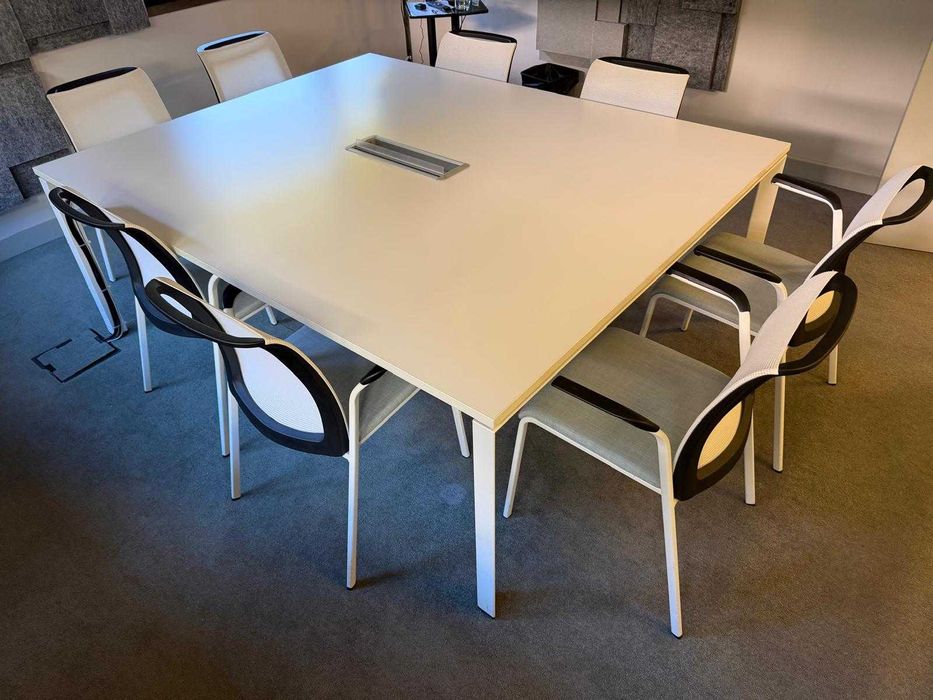 Mesa e 6 cadeiras de escritório, com gestão de cablagem in & out