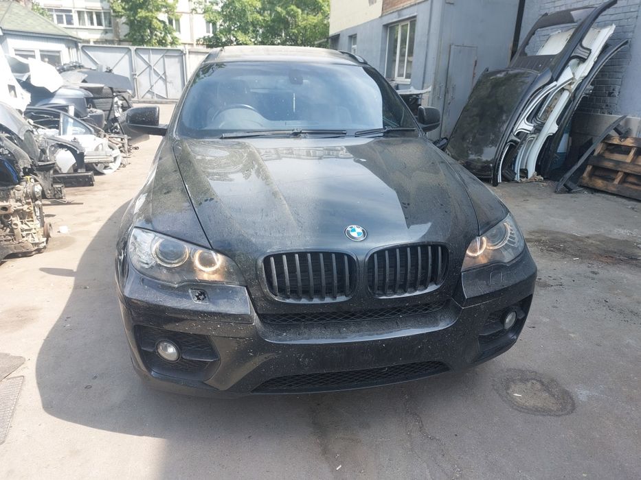 Капот на BMW X6 E71 в гарному стані.