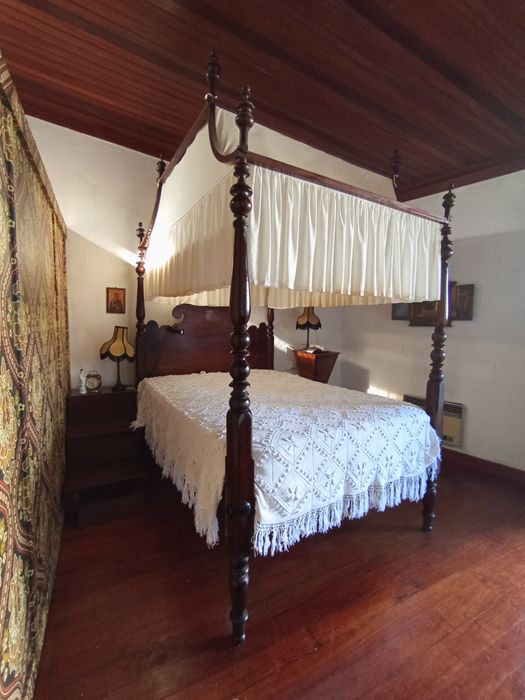Cama dossel + degraus + peniqueira tudo em Pau Santo Séc XIX
