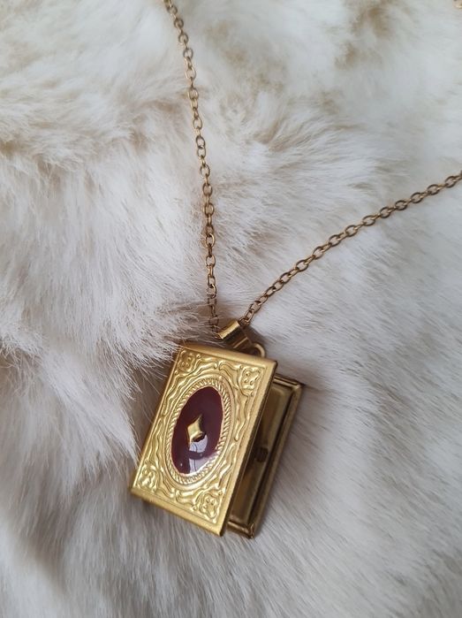 Sekretnik książka, locket, na zdjęcie