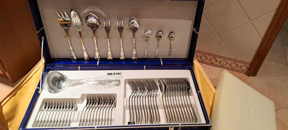 Faqueiro Italiano Completo 12 px c/ 125 peças Aço Inox 18/10 e Banho de Ouro 24k GOTTINGHEN