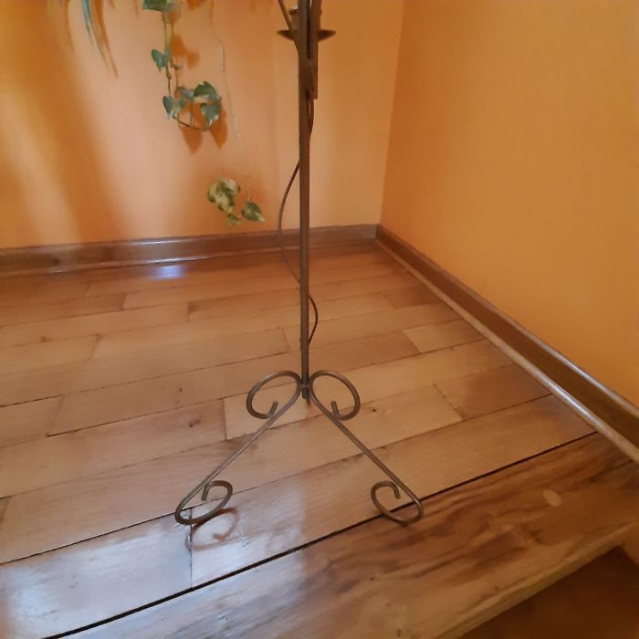 Metalowe świeczniki i stojak na wino