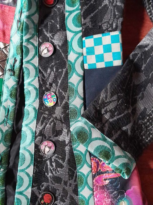 Desigual, kolorowy płaszcz z różnych faktur 34/36