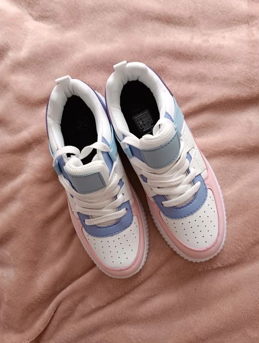 Nowe białe sneakersy z kolorowymi elementami, rozmiar 34.
